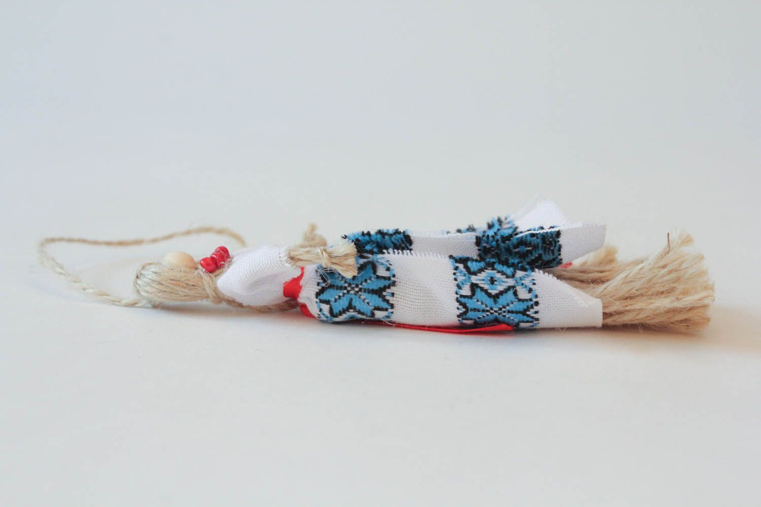 Boneca-motanka étnica protectora feita à mão de tecidos naturais de cor azul foto 3