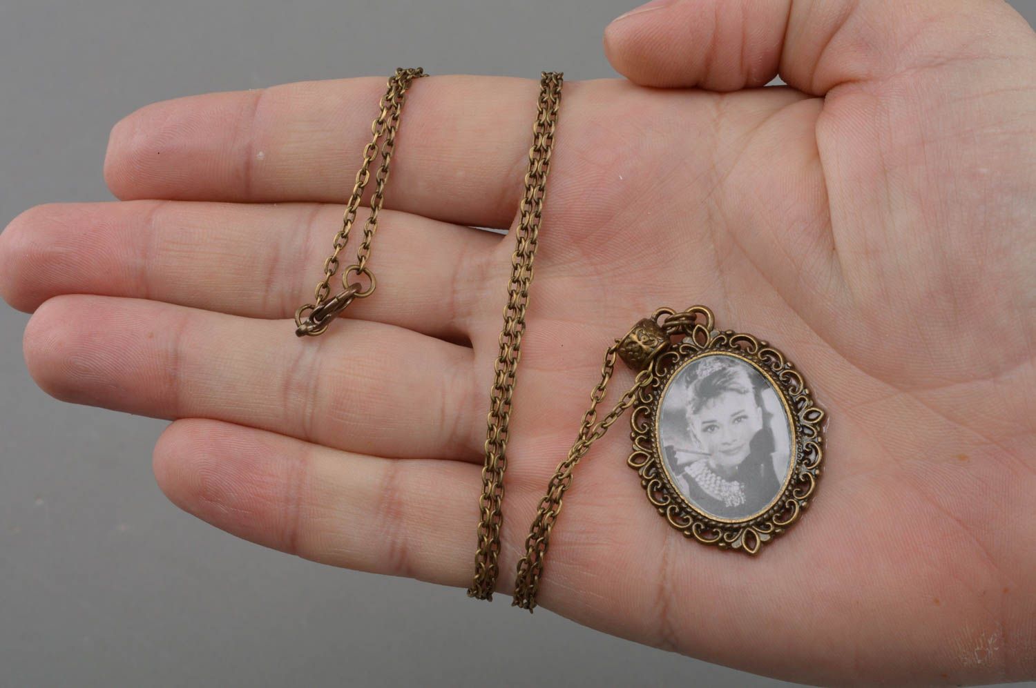 Pendentif vintage sur chaîne fait main ovale original cadeau pour femme photo 4