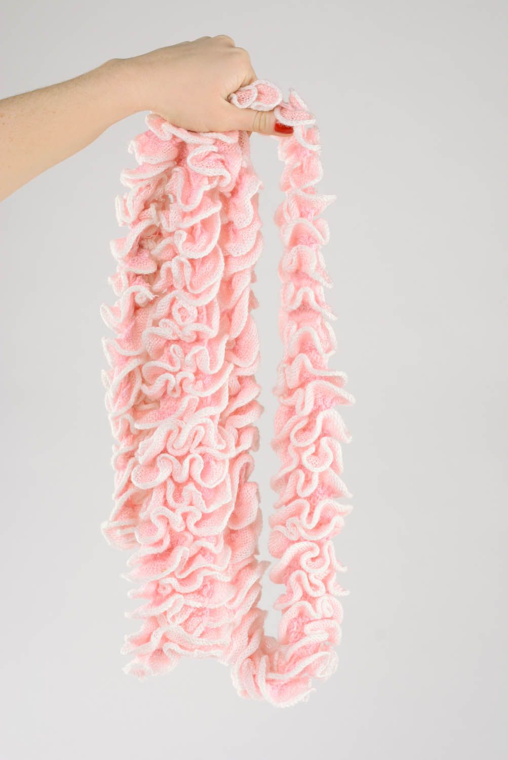 Écharpe faite main rose tricotée avec des aiguilles photo 2