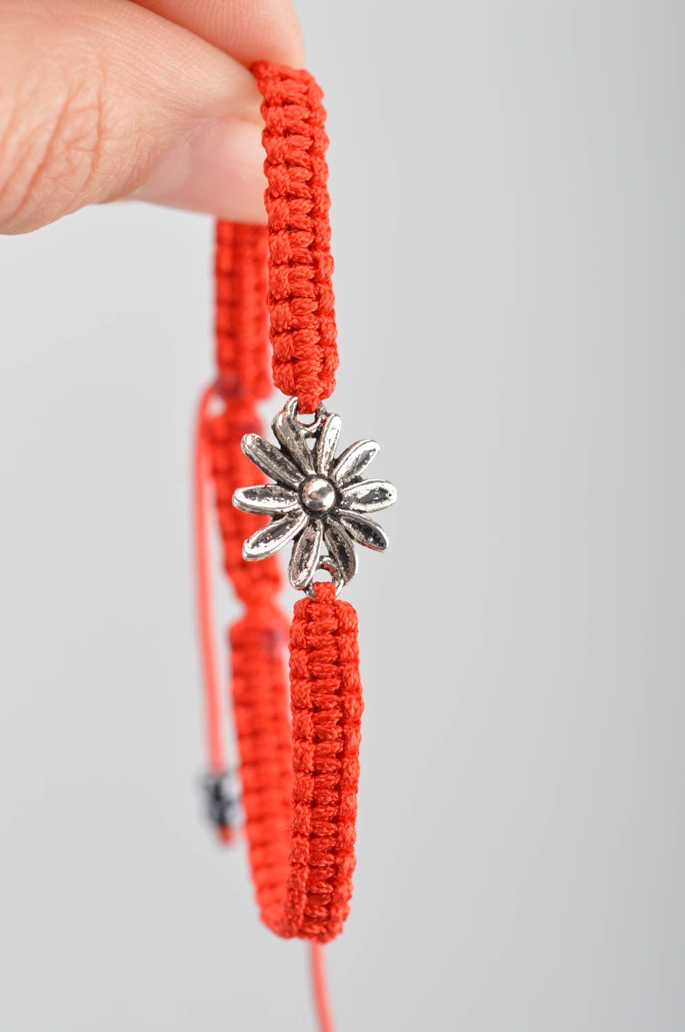 Красный браслет из шелковых ниток с цветком плетеный тонкий ручной работы фото 3