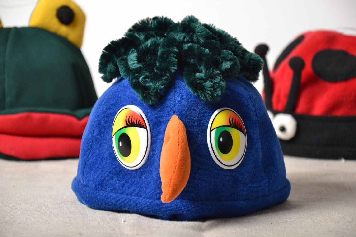 Карнавальная шапка в виде попугая фото 1