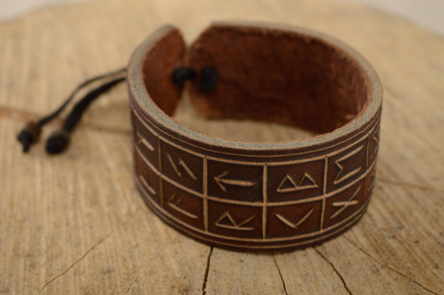 Bracelet en cuir naturel marron large avec runes fait main original photo 2