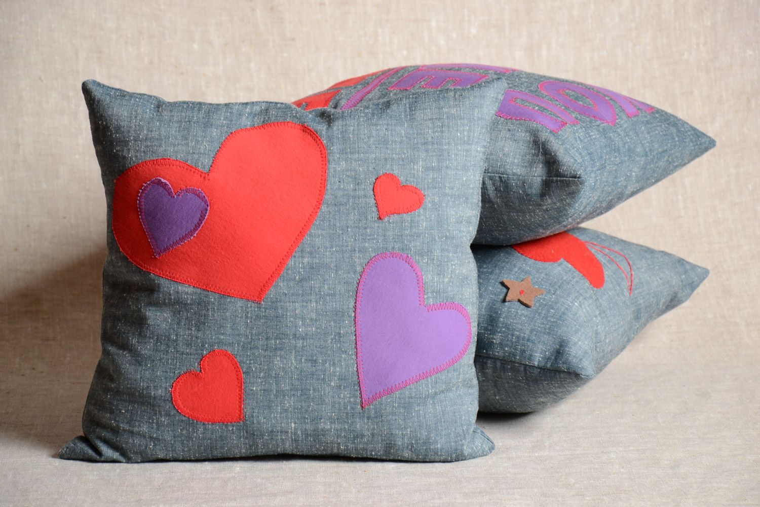 Almohada decorativa para sofá con corazones artesanal para interior de dormitorio gris pequeña foto 1