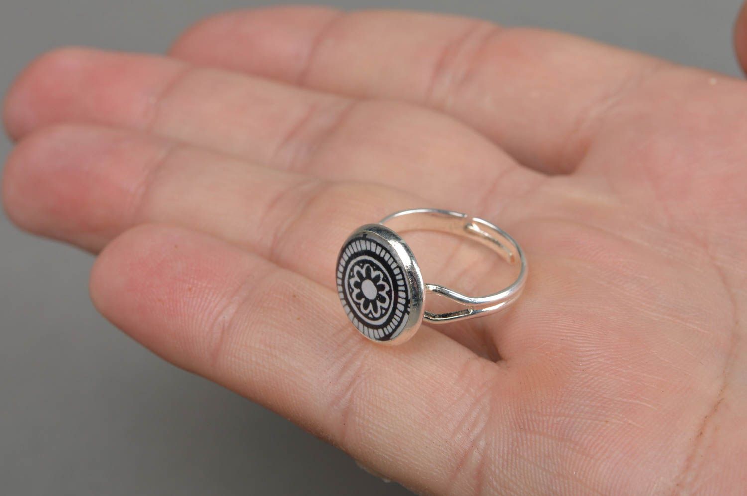 Черно белое кольцо с принтом в технике декупаж ручной работы с регулируемым размером фото 4