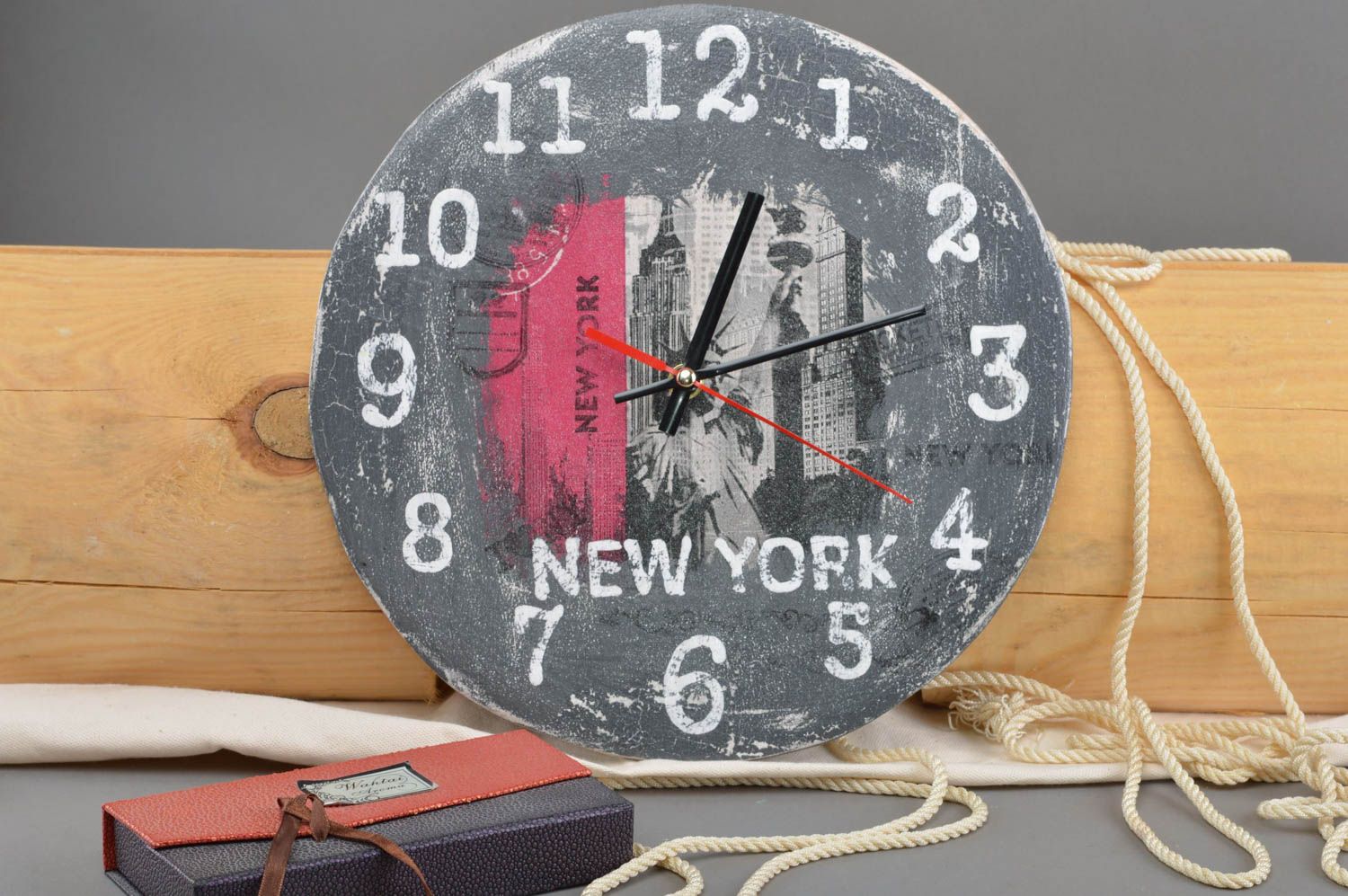 Horloge murale ronde en bois faite main grise serviettage design New York  photo 1