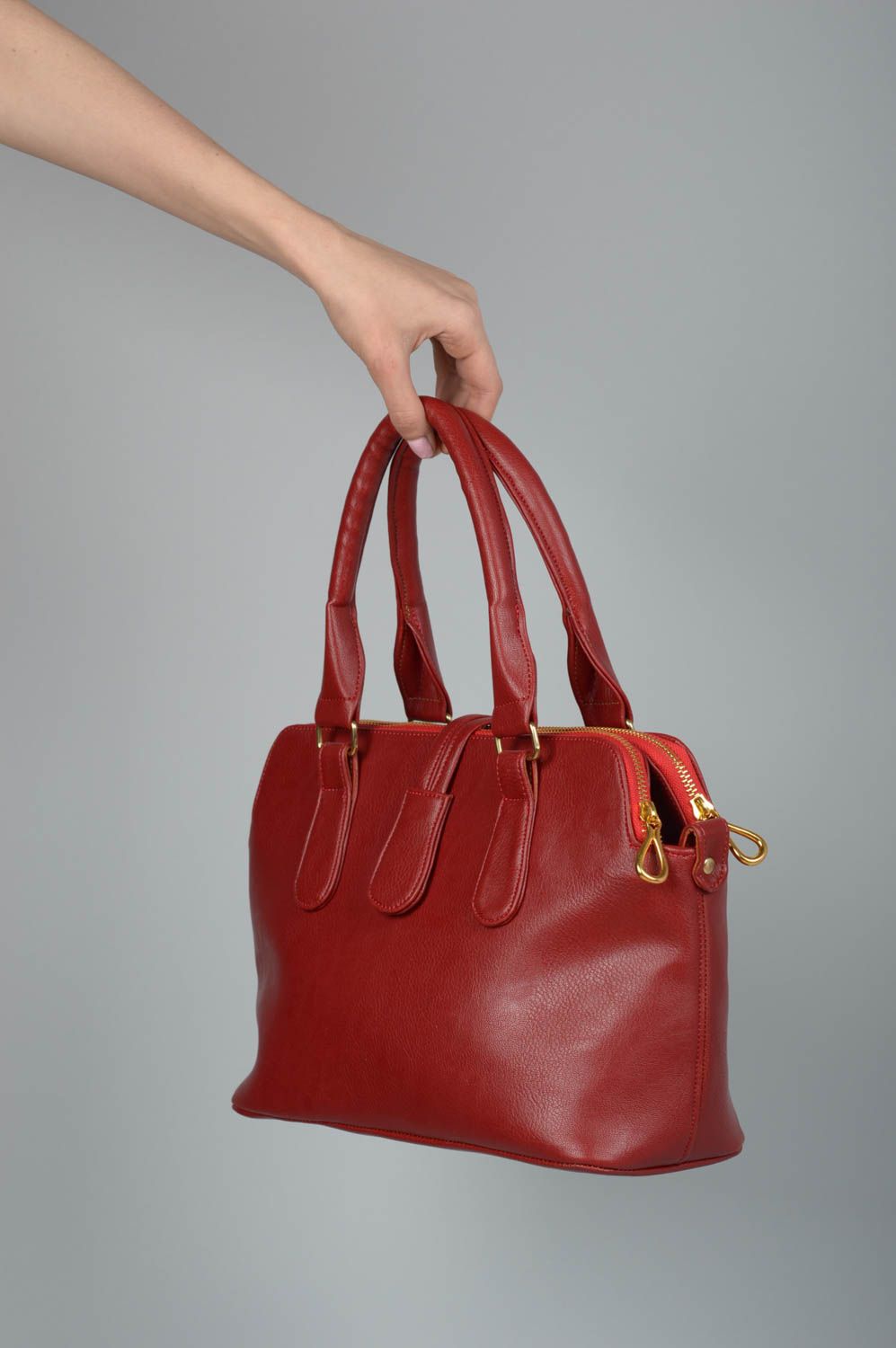 Сумка ручной работы сумка на плечо сумка из кожзама стильная бордовая красивая фото 3