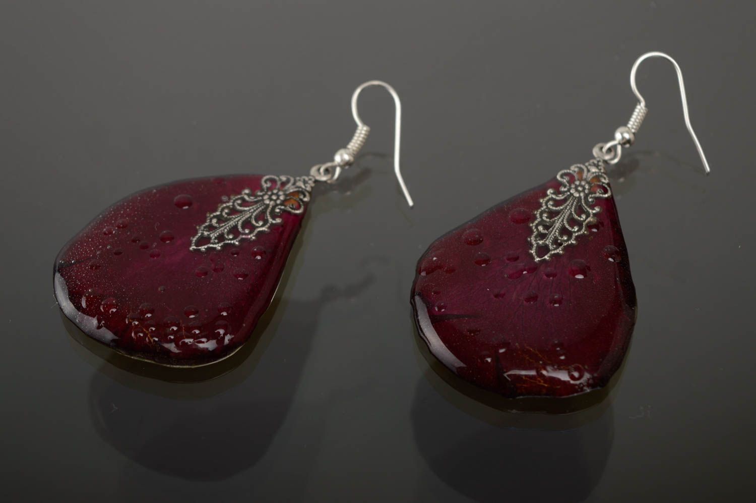 Boucles d'oreilles artisanales originales de résine époxy en pétales de rose photo 1