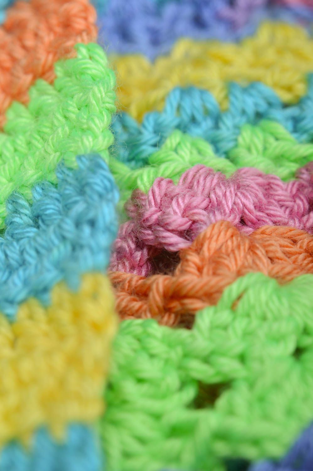 Chaleco tejido de niña multicolor artesanal con botón  foto 5
