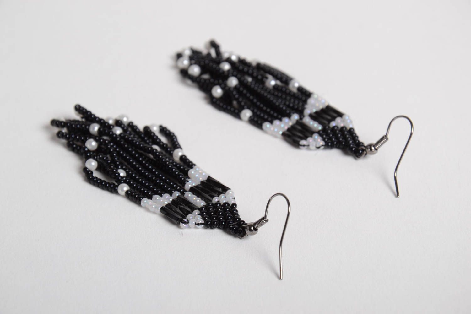 Handgemachte Designer schwarz weiße Ohrringe aus Glasperlen mit Anhängern foto 5