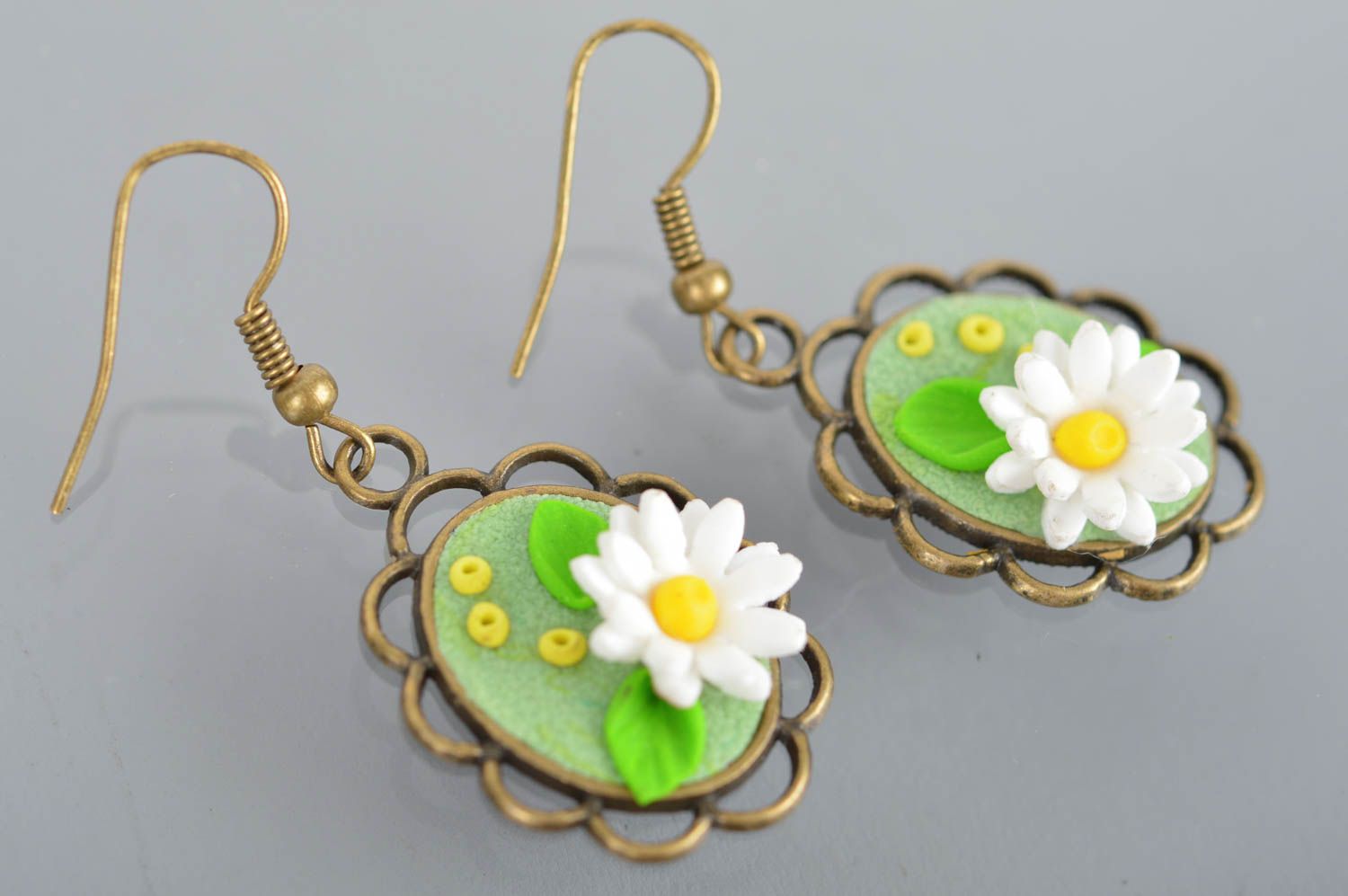 Handgemachte Blumen Ohrringe aus Polymerton Kamillen auf grünem Hintergrund  foto 2