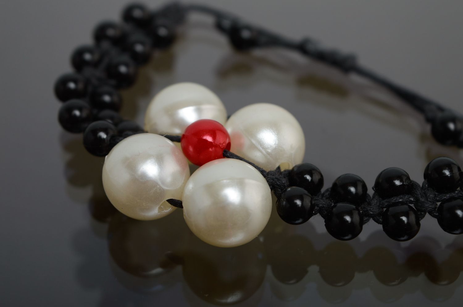Bracelet en macramé original lacet noir ciré et perles en céramique fait main photo 2