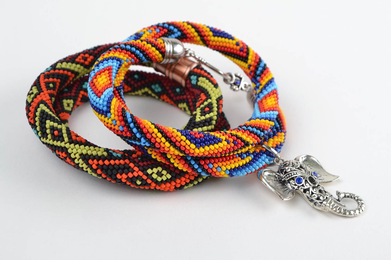 Conjunto de 2 collares de abalorios artesanales tejidos multicolores indianos foto 4