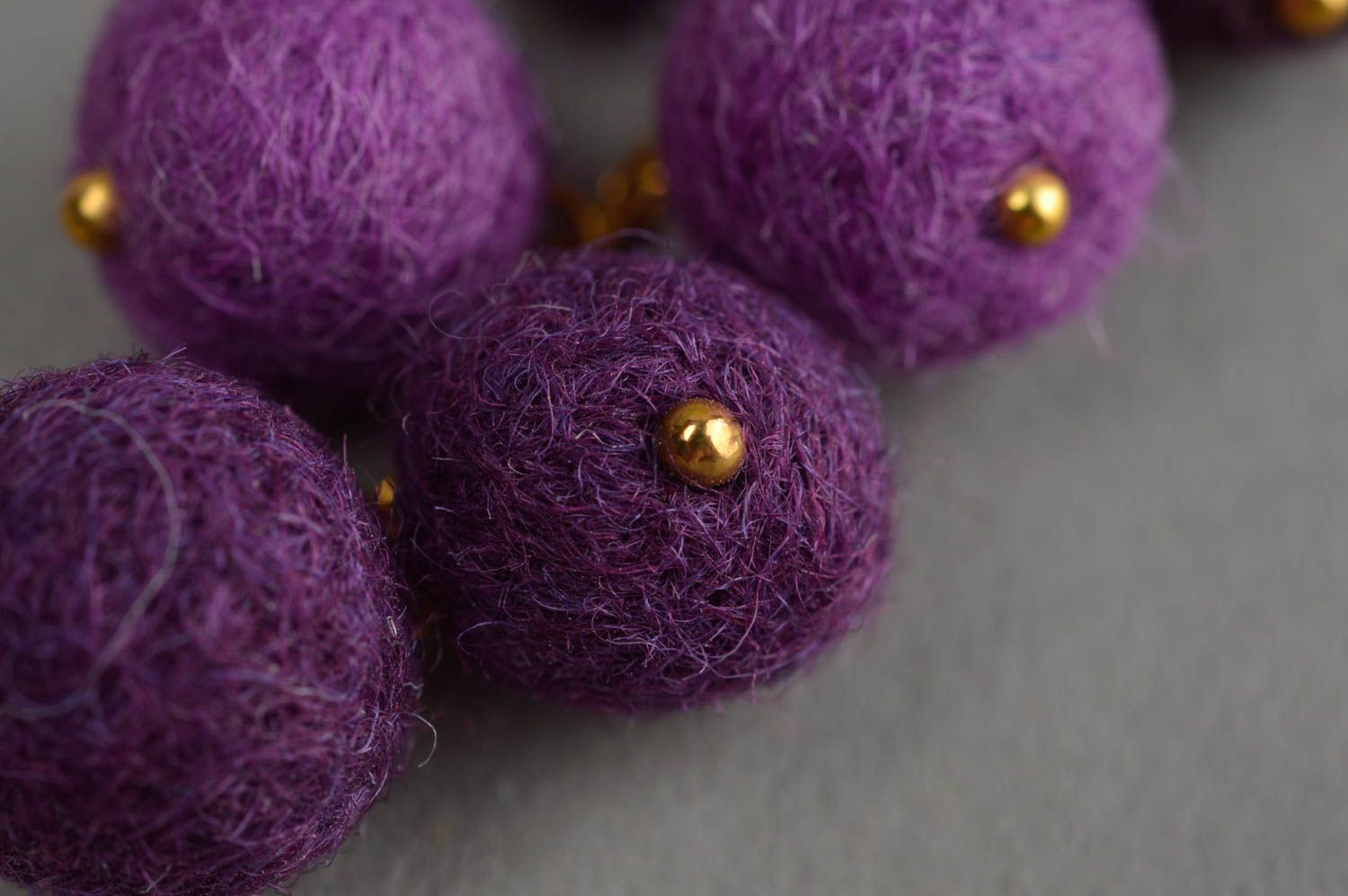 Longues boucles d'oreilles en laine feutrée violettes pendantes faites main photo 5