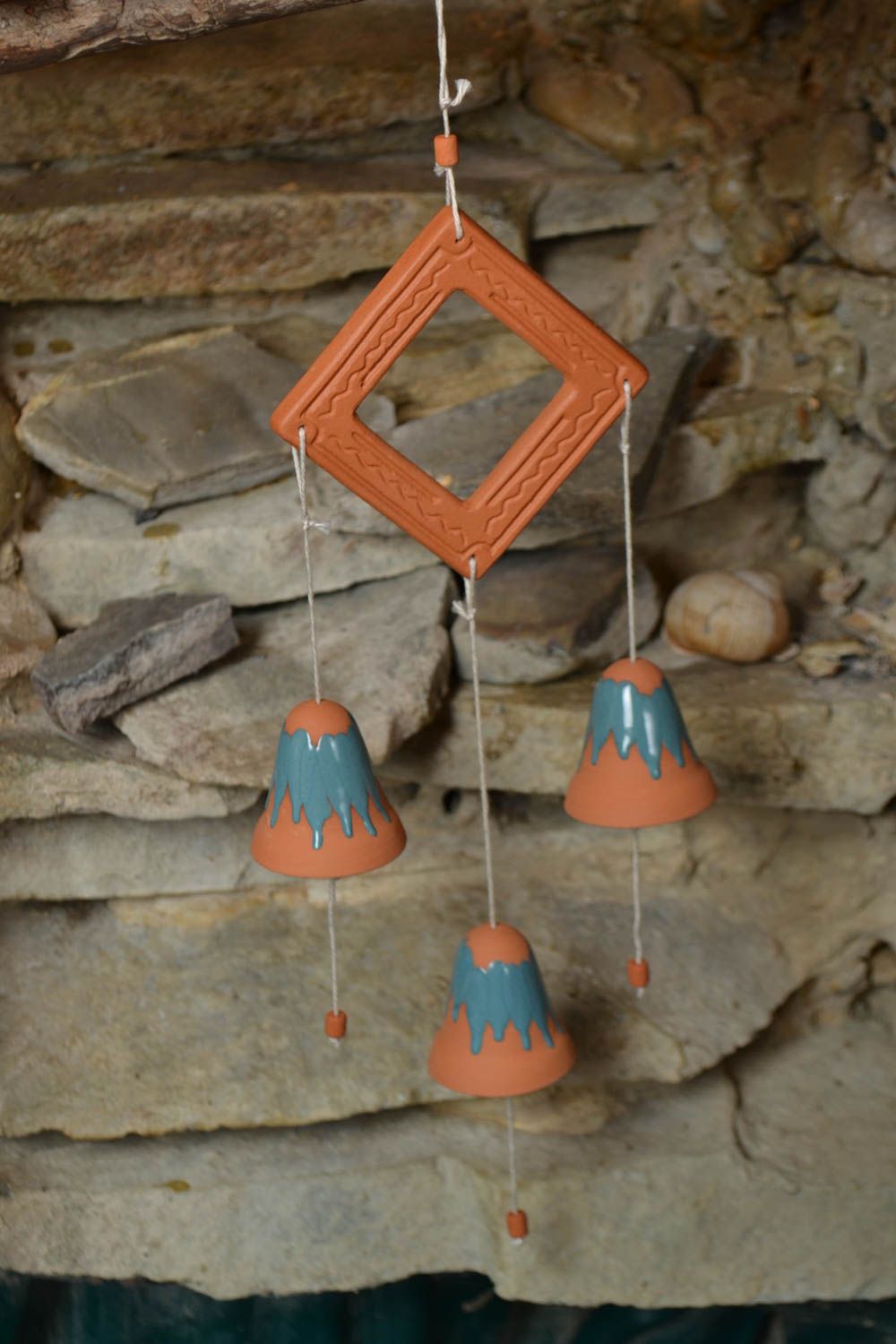 Carillon à vent en terre cuite original peint fait main trois clochettes photo 1