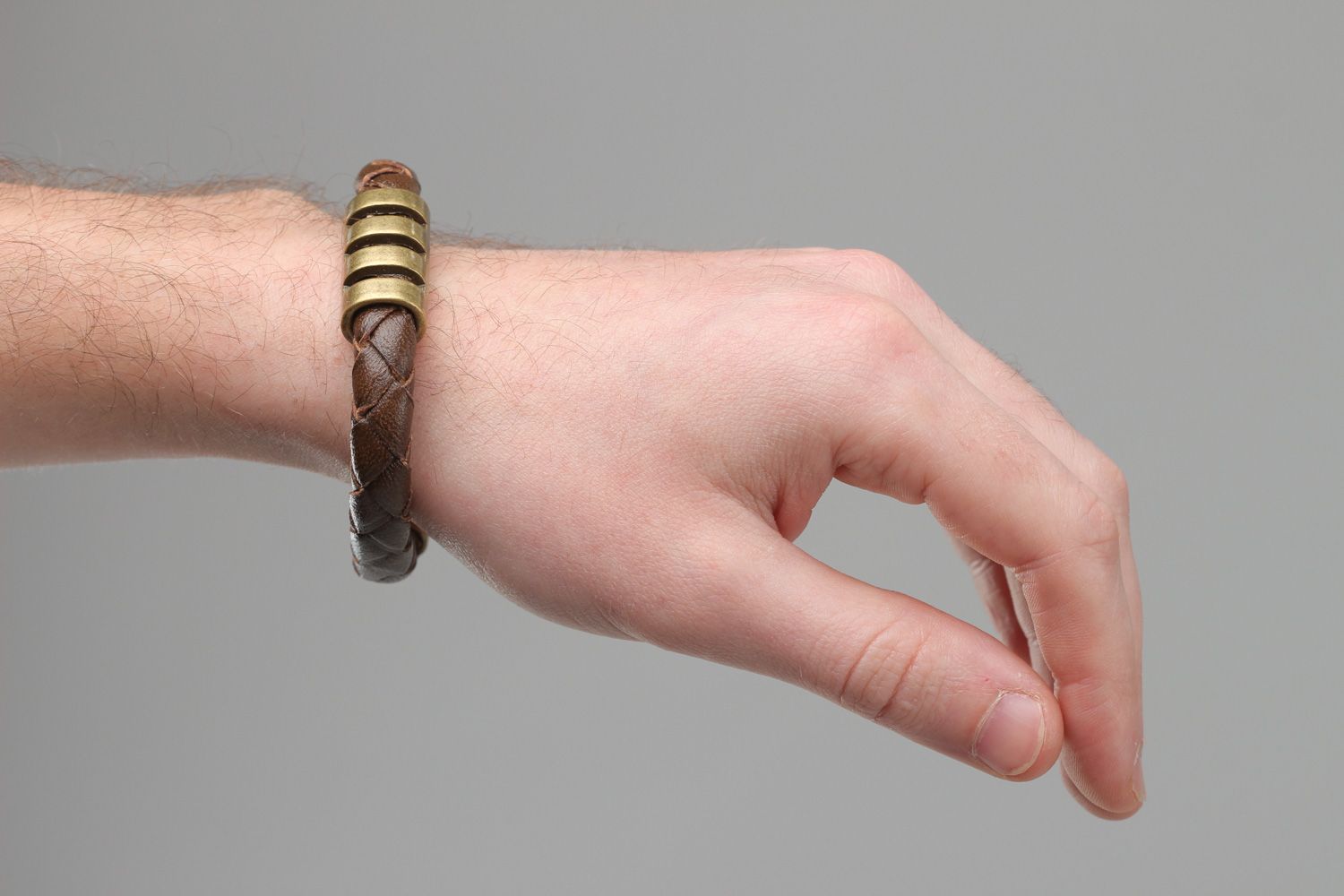 Плетеный браслет из натуральной кожи с металлическими вставками коричневый фото 5