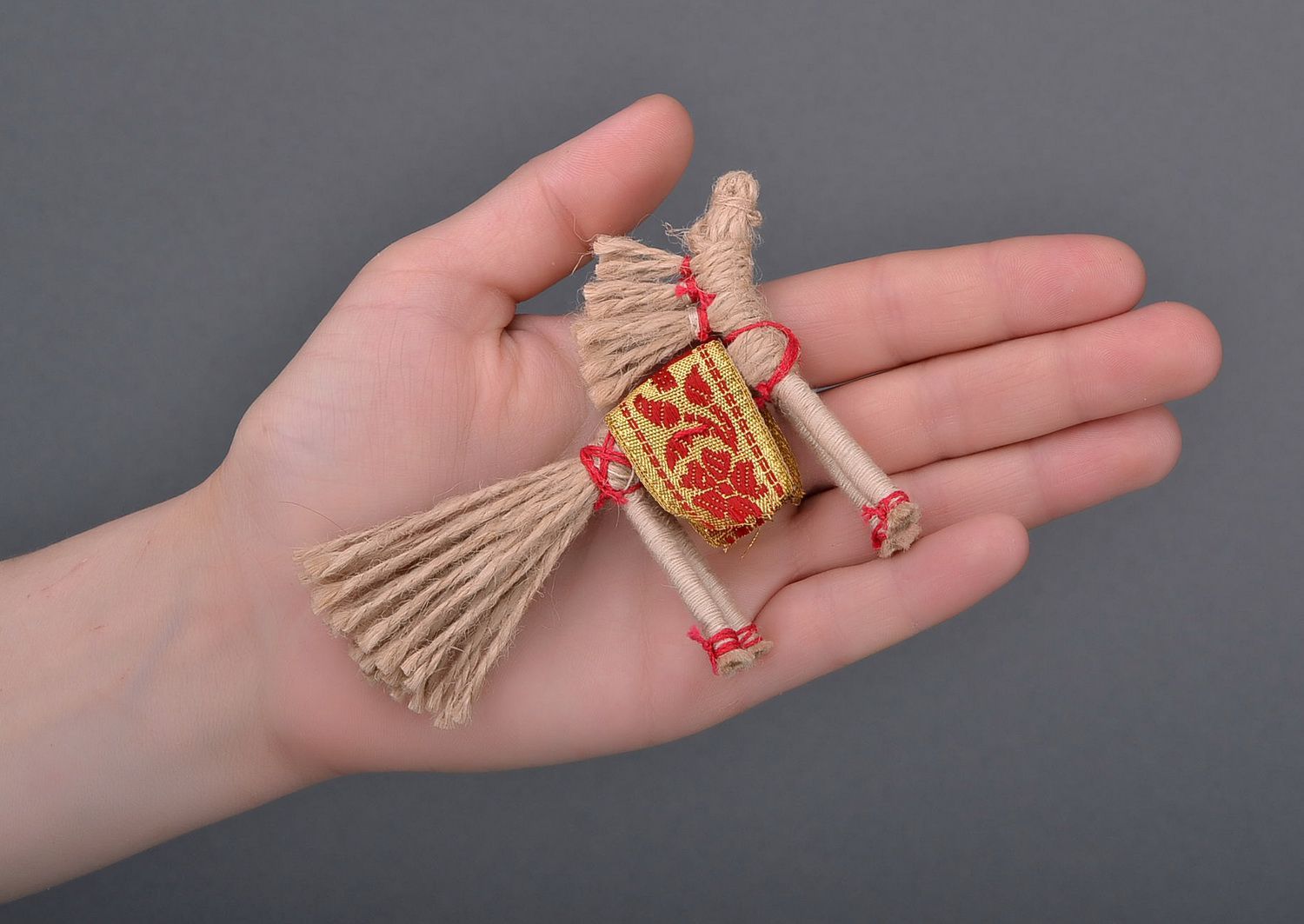Bambola etnica di laccio fatta a mano amuleto talismano giocattolo slavo
 foto 4