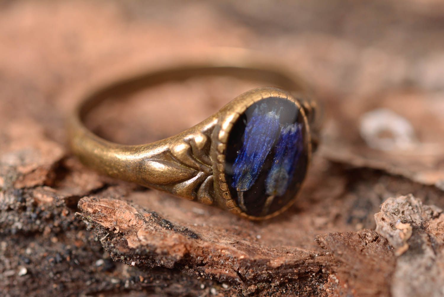 Оригинальное кольцо ручной работы женское кольцо украшение из эпоксидной смолы фото 1