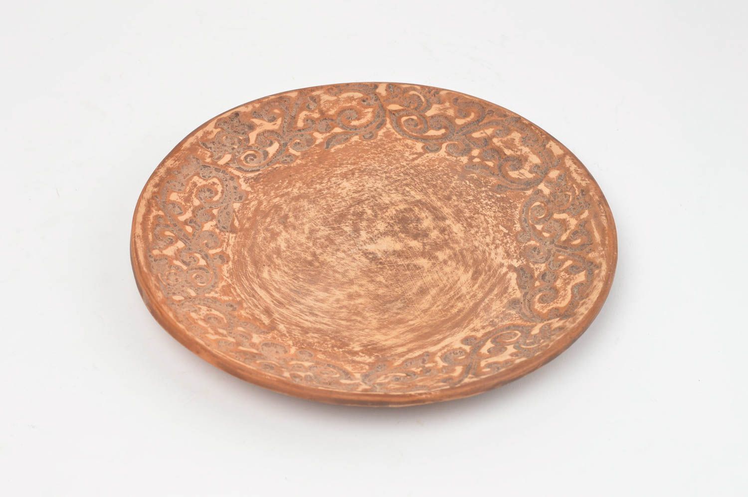 Средняя тарелка из красной глины ручной работы с узорами оригинальная авторская фото 2
