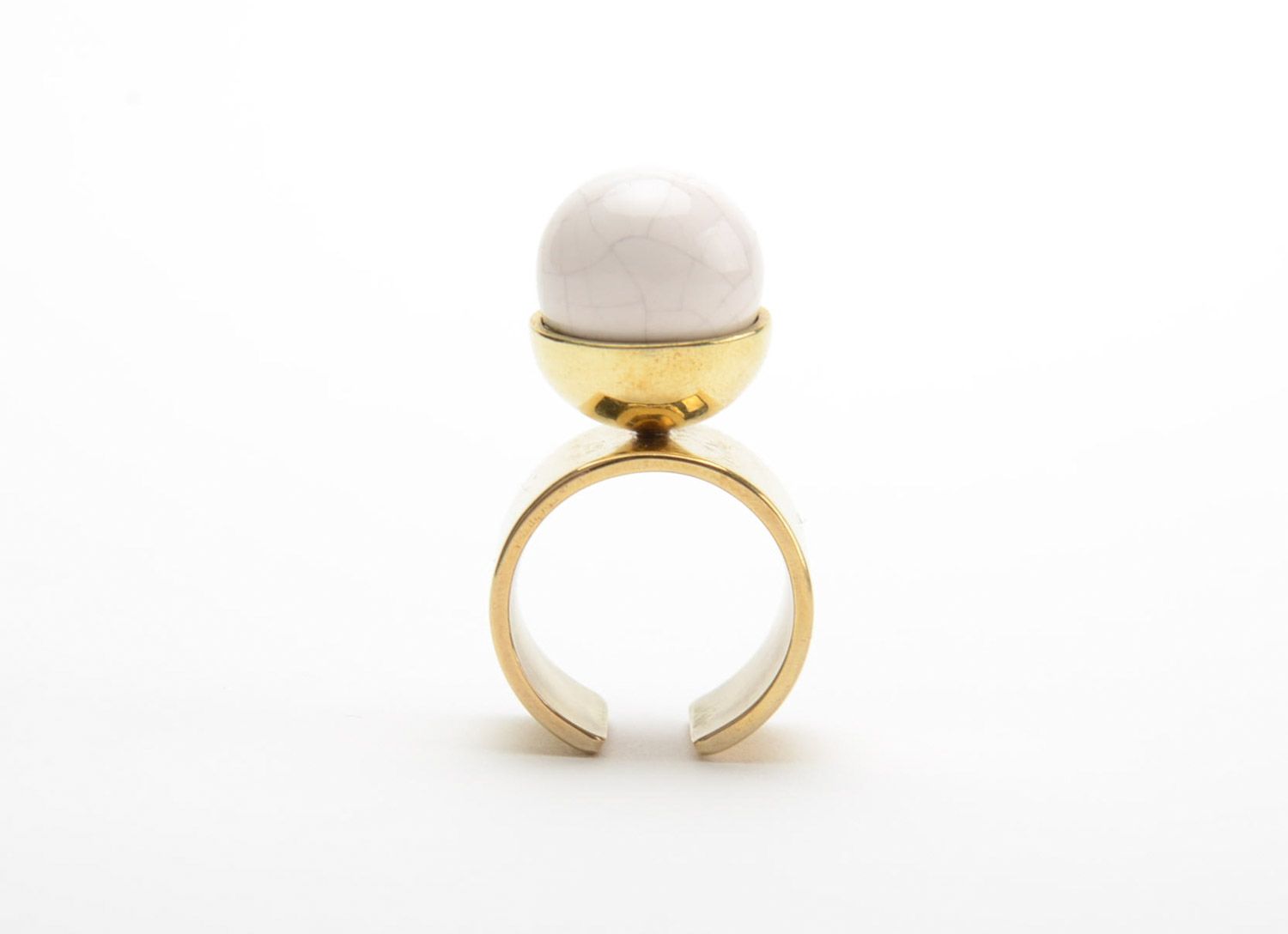 Белое кольцо из керамики с латунной основой ручной работы шарик авторское фото 2
