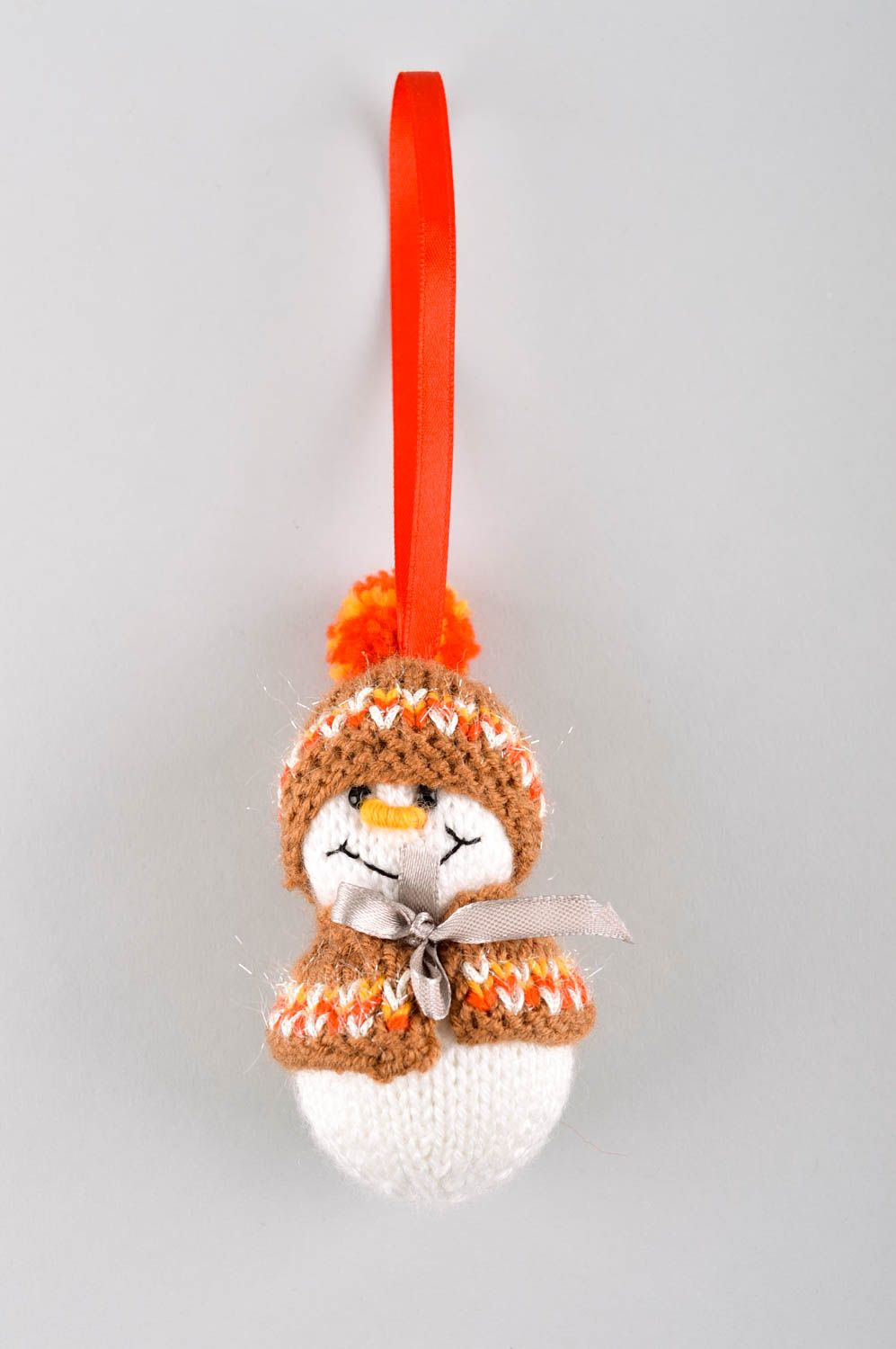 Елочная игрушка ручной работы декоративная подвеска снеговик игрушка крючком фото 2
