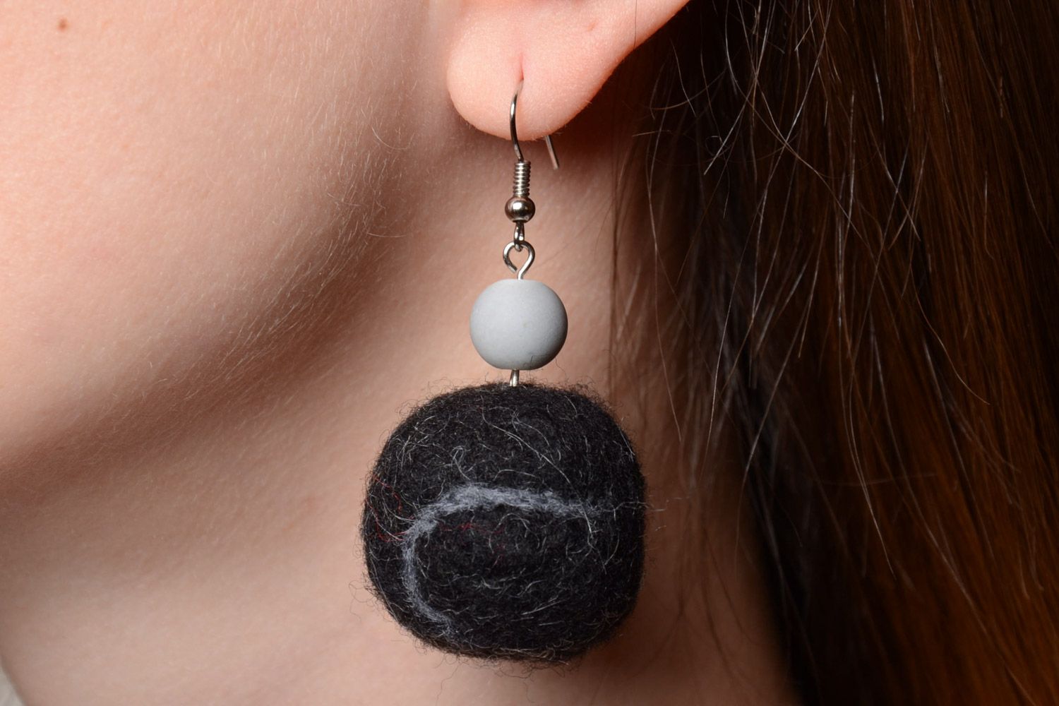 Boucles d'oreilles boules en laine feutrée faites main noires pendantes photo 1