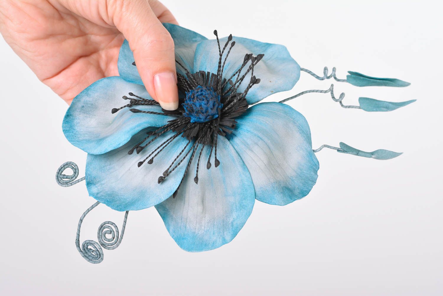 Брошь ручной работы голубой цветок из фоамирана дизайнерское украшение фото 3