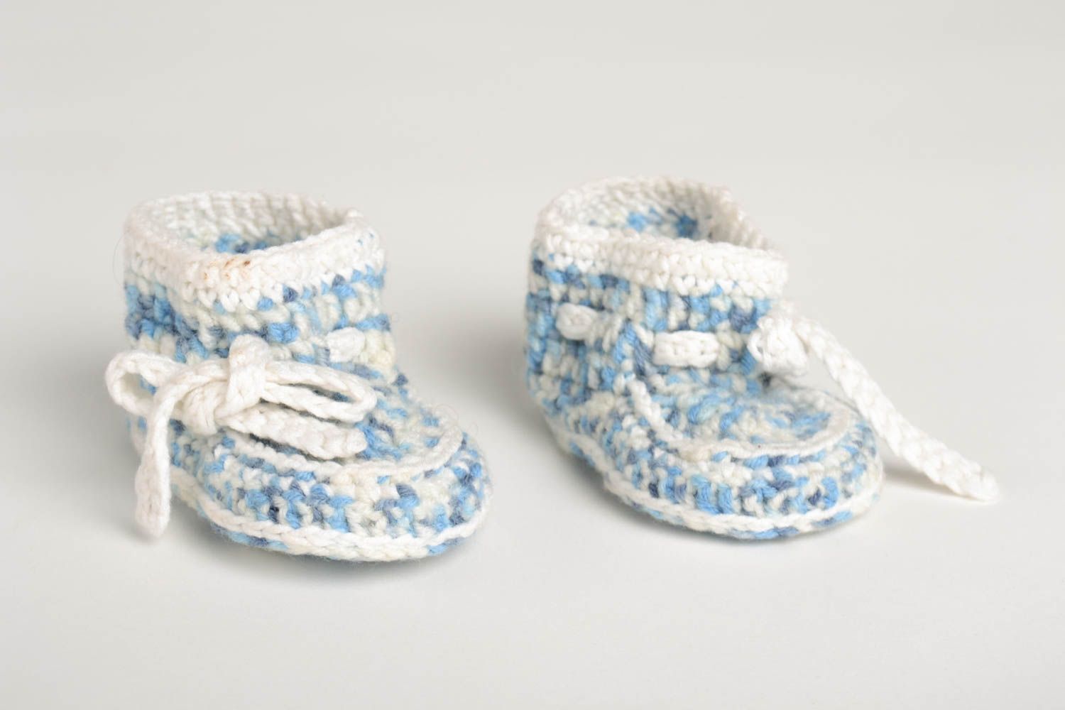 Handmade Baby Kleidung Babyschuhe Stoff Hausschuhe Baby in Blau Weiß gehäkelt  foto 4