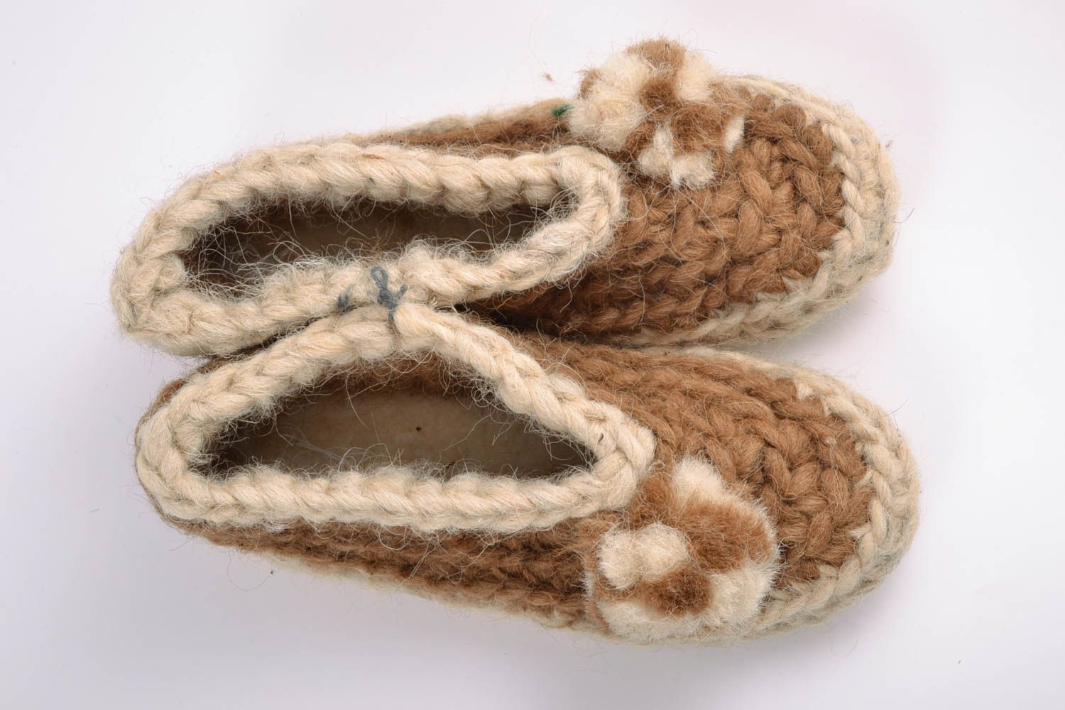 Pantuflas de lana con pompones de color marrón claro foto 5