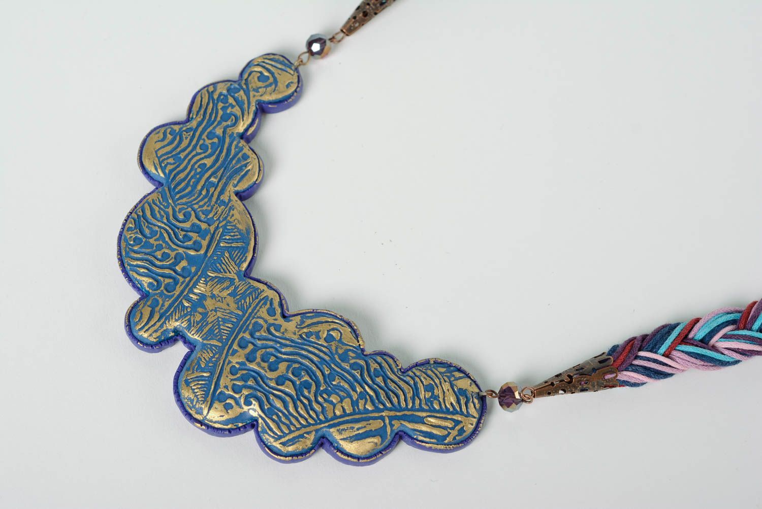 Collar hecho a mano de arcilla polimérica de color azul con cordones artesanal foto 4