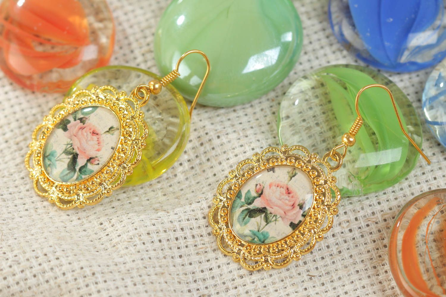 Handmade vintage oval dangling earrings with lacy metal basis of golden color photo 1