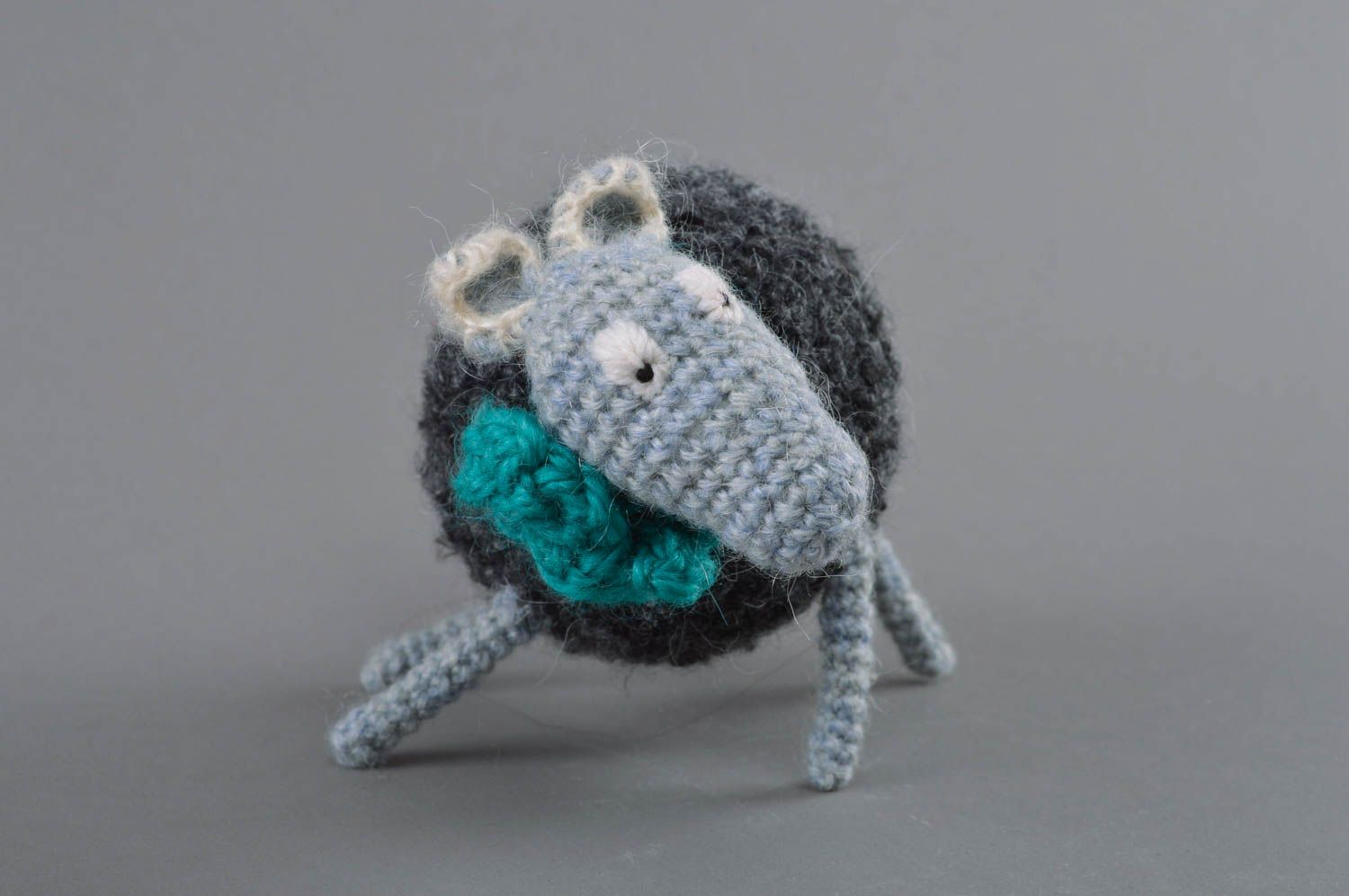 Jouet mouton gris tricoté en laine et acrylique petit fait main pour enfant photo 3