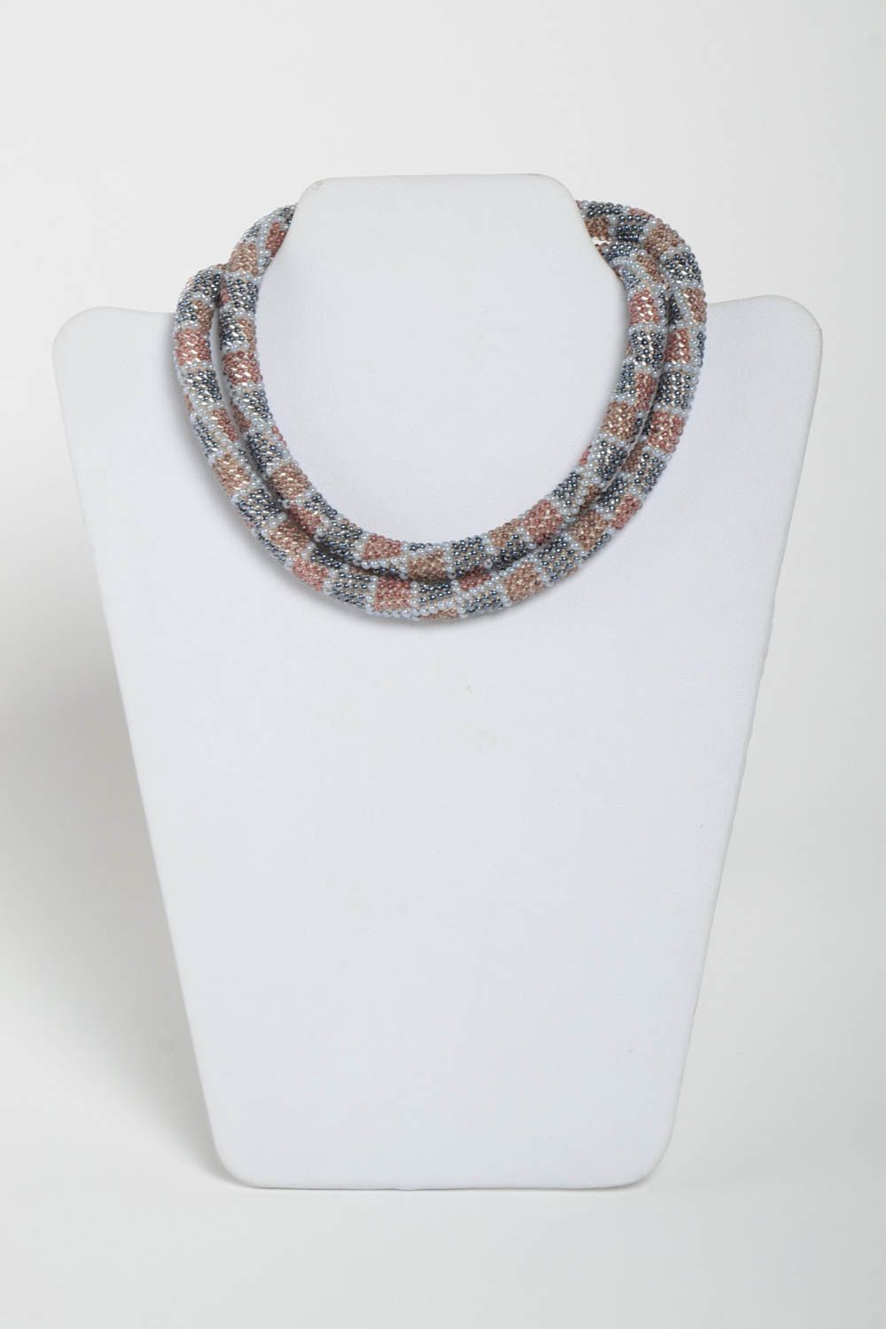 Шикарное ожерелье из бисера в виде жгута с бусинами и металлической фурнитурой фото 2