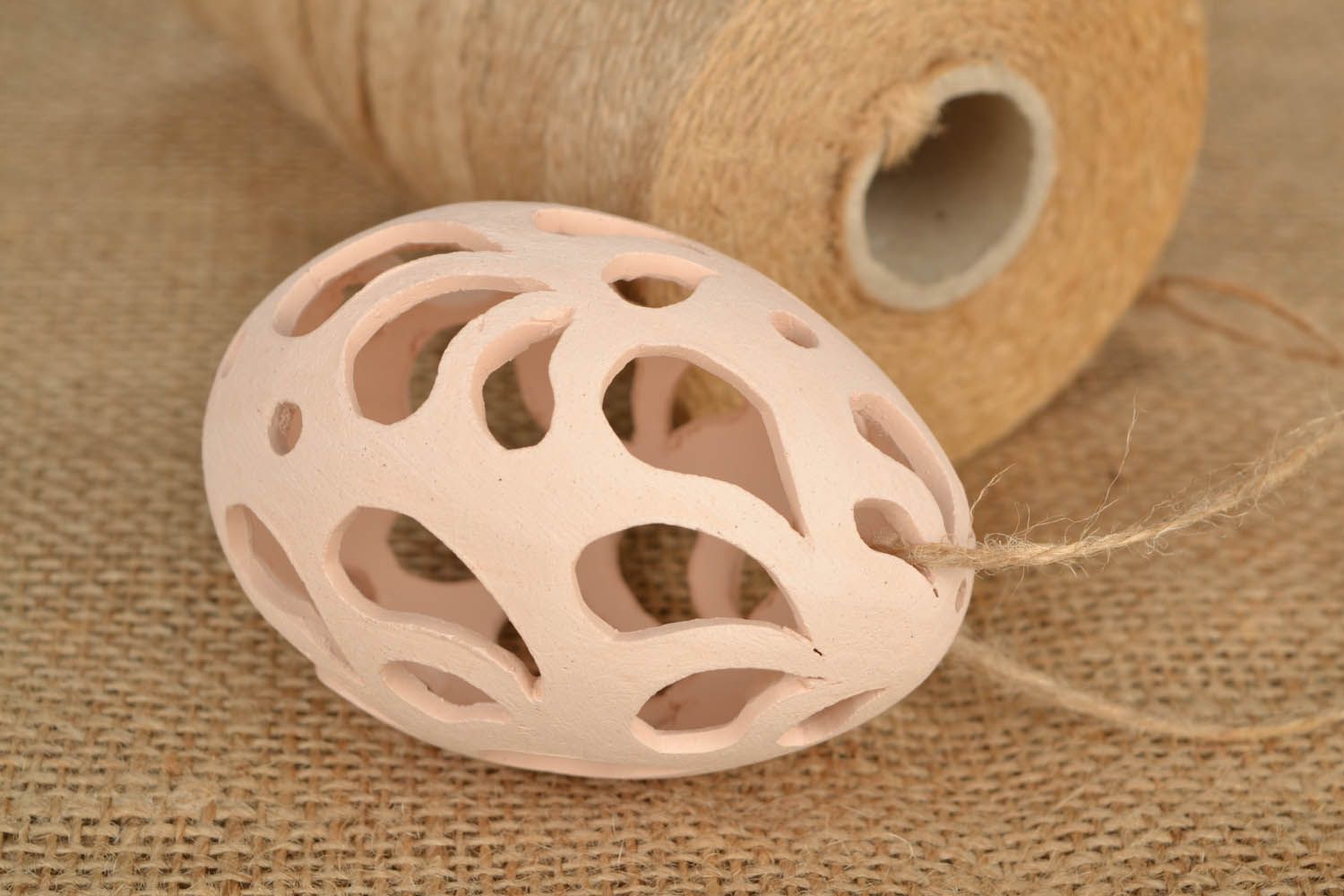 Ovo-pingente feito à mão de argila para decoração do interior foto 1