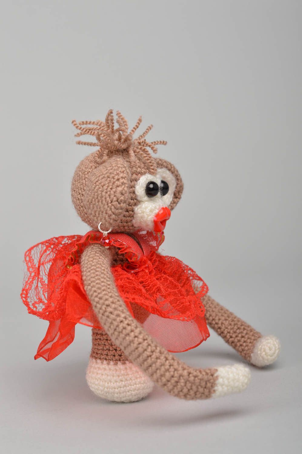Jouet tricoté singe en robe rouge fait main décoration maison original photo 3