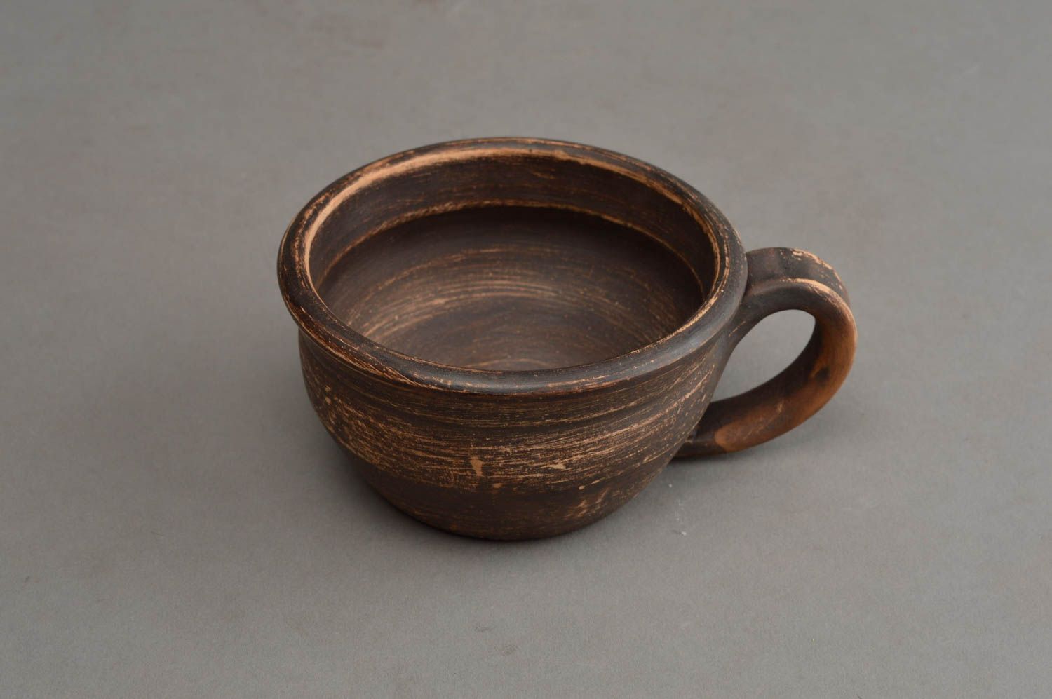 Глиняная чашка небольшая коричневая объемом 80 мл оригинальная ручной работы фото 3