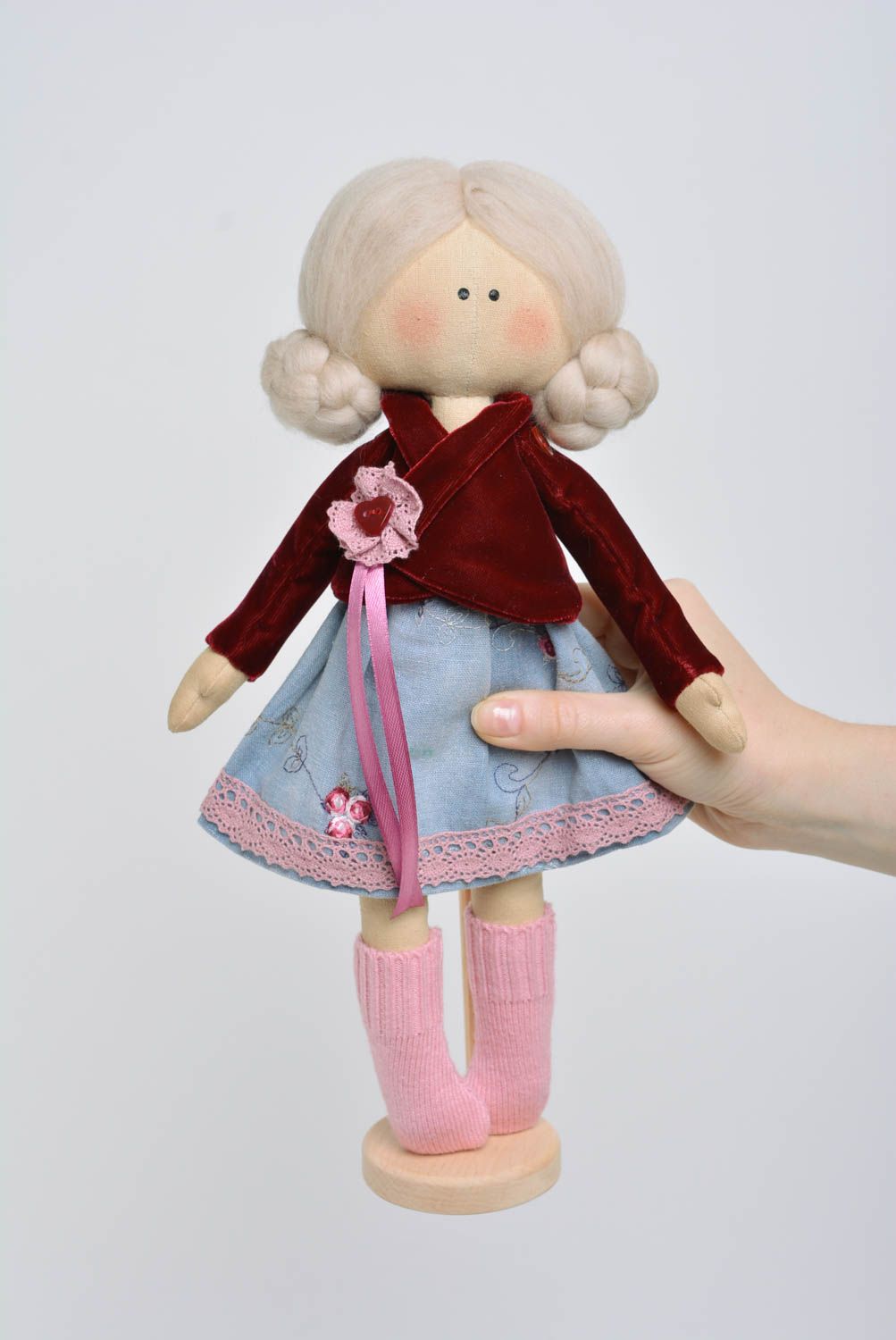 Авторская кукла из натуральных тканей ручной работы на деревянной подставке фото 5