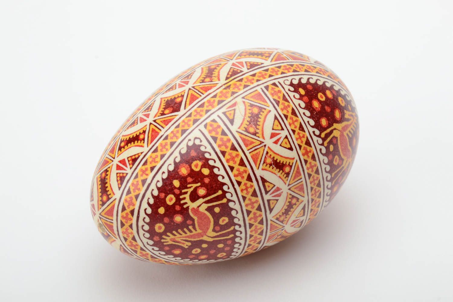 Huevo de Pascua de ganso artesanal pintado con ornamentos en técnica de cera rojo foto 2