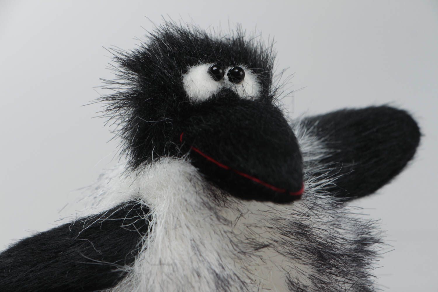 Petite peluche à doigt oiseau en fausse fourrure gris noir faite main corbeau photo 4