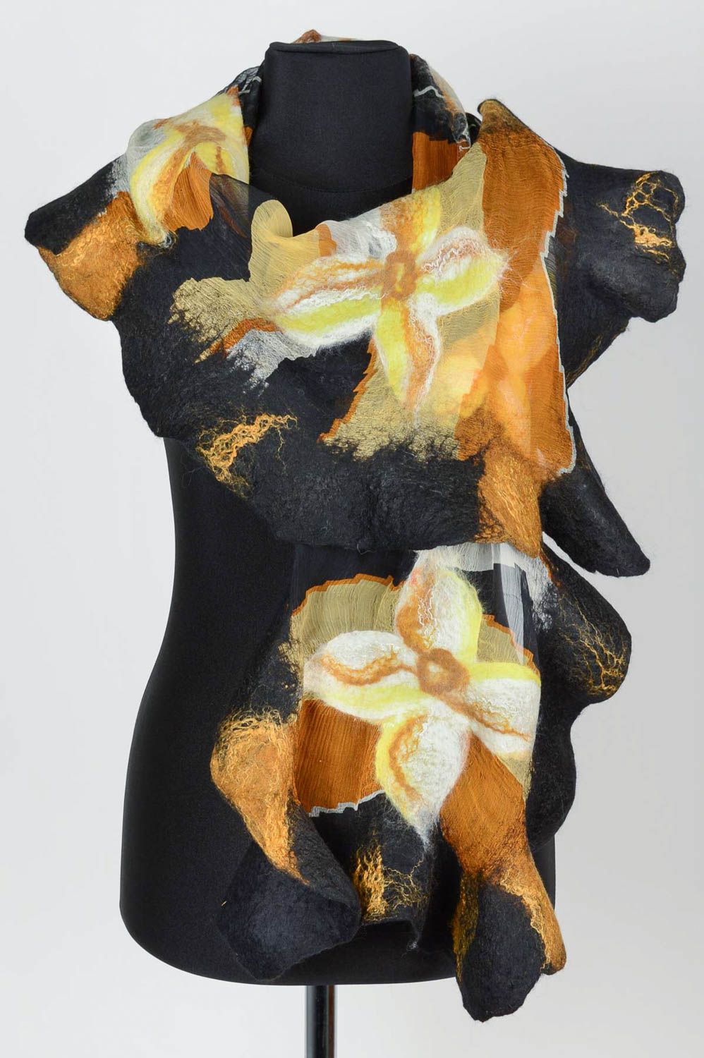 Écharpe femme faite main Châle noir Cadeau pour femme en soie et laine à fleurs photo 1