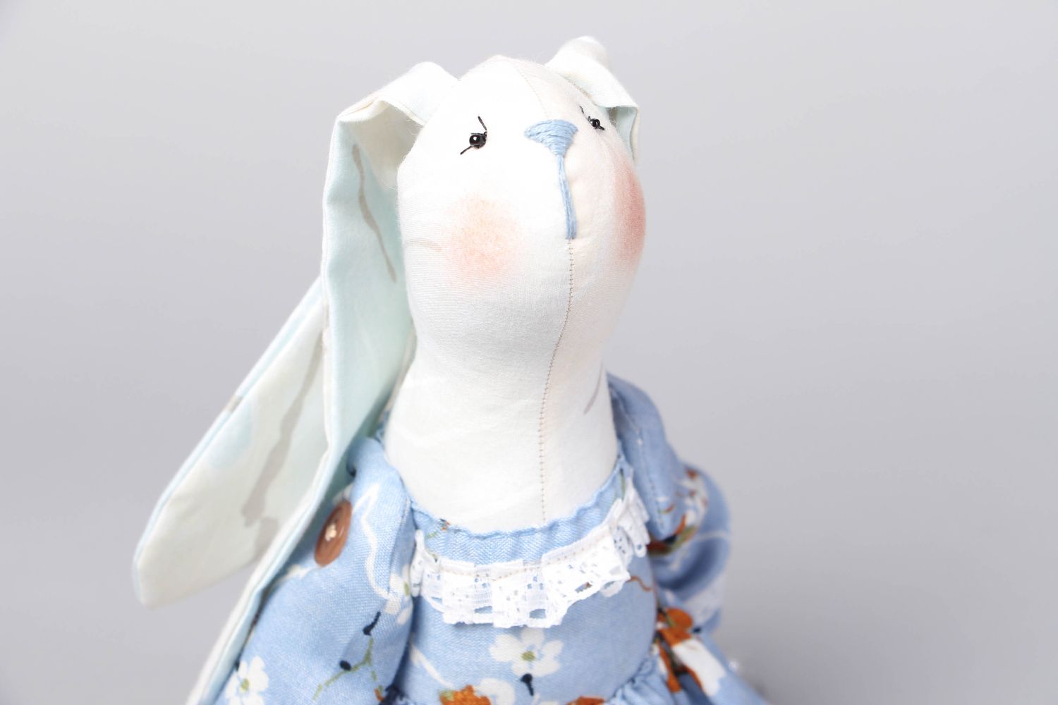 Мягкая игрушка ручной работы из ткани Зайчиха в голубом платье фото 2