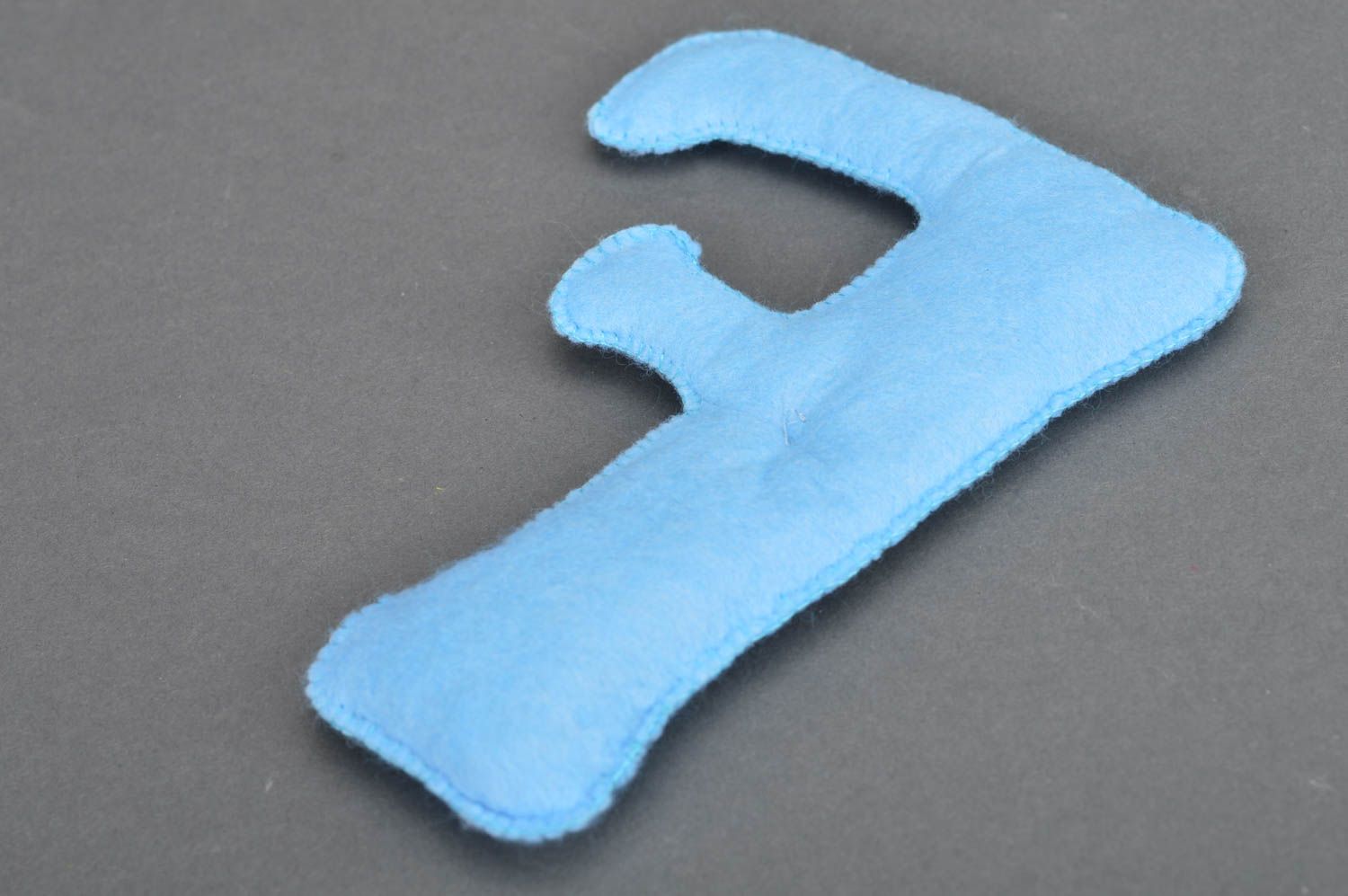 Декоративная буква из фетра и синтепона мягкая авторская голубая хенд мейд F фото 5