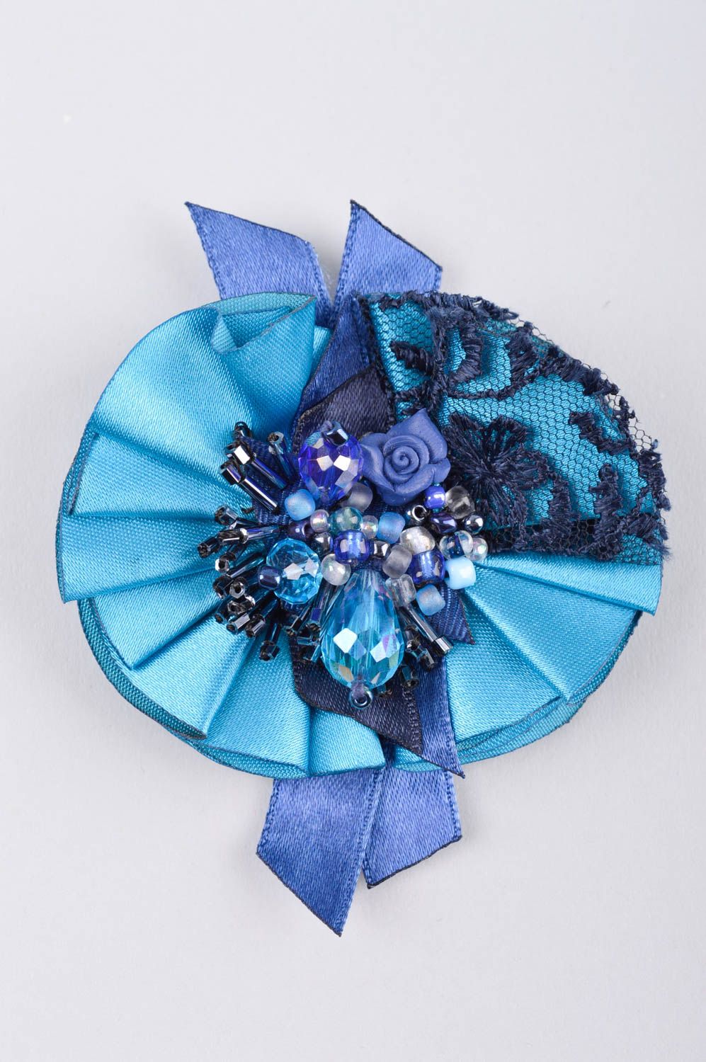 Брошь ручной работы голубая украшение из ткани с кружевом дизайнерское украшение фото 2