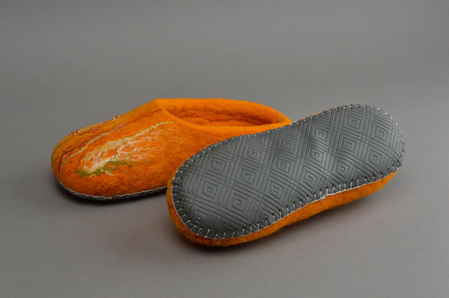 Pantoufles en laine feutrée orange pour femme faites main semelles en silicone photo 4