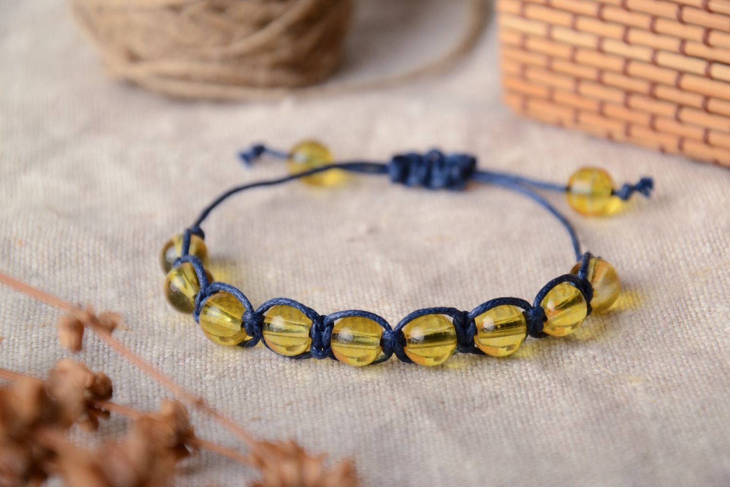 Bracelet en perles de verre jaunes tressé de lacet ciré bleu femme fait main photo 1