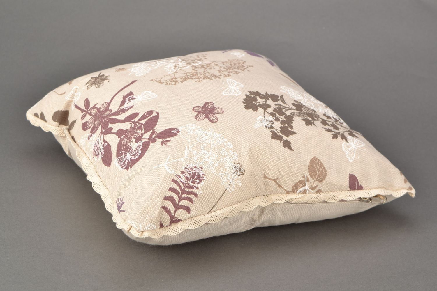 Мягкая диванная подушка из хлопка и полиамида с растительными мотивами фото 3