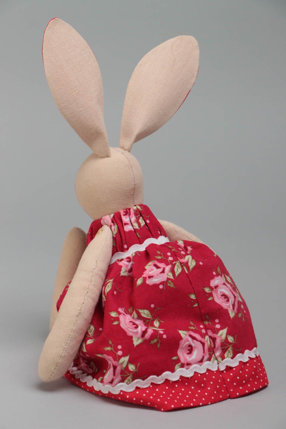 Peluche faite main en tissu coton et fleece décoration Lapine en robe rouge photo 4