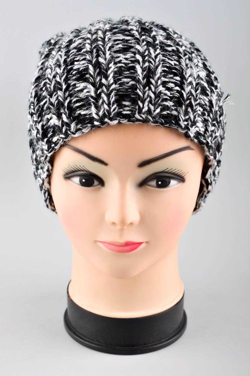Chapeau pour femme fait main Bonnet tricot noir et blanc Accessoire femme photo 2