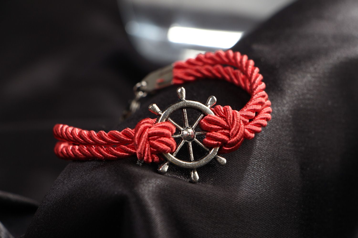 Bracelet tressé en fils synthétiques rouge avec la roue de gouvernail bijou photo 4
