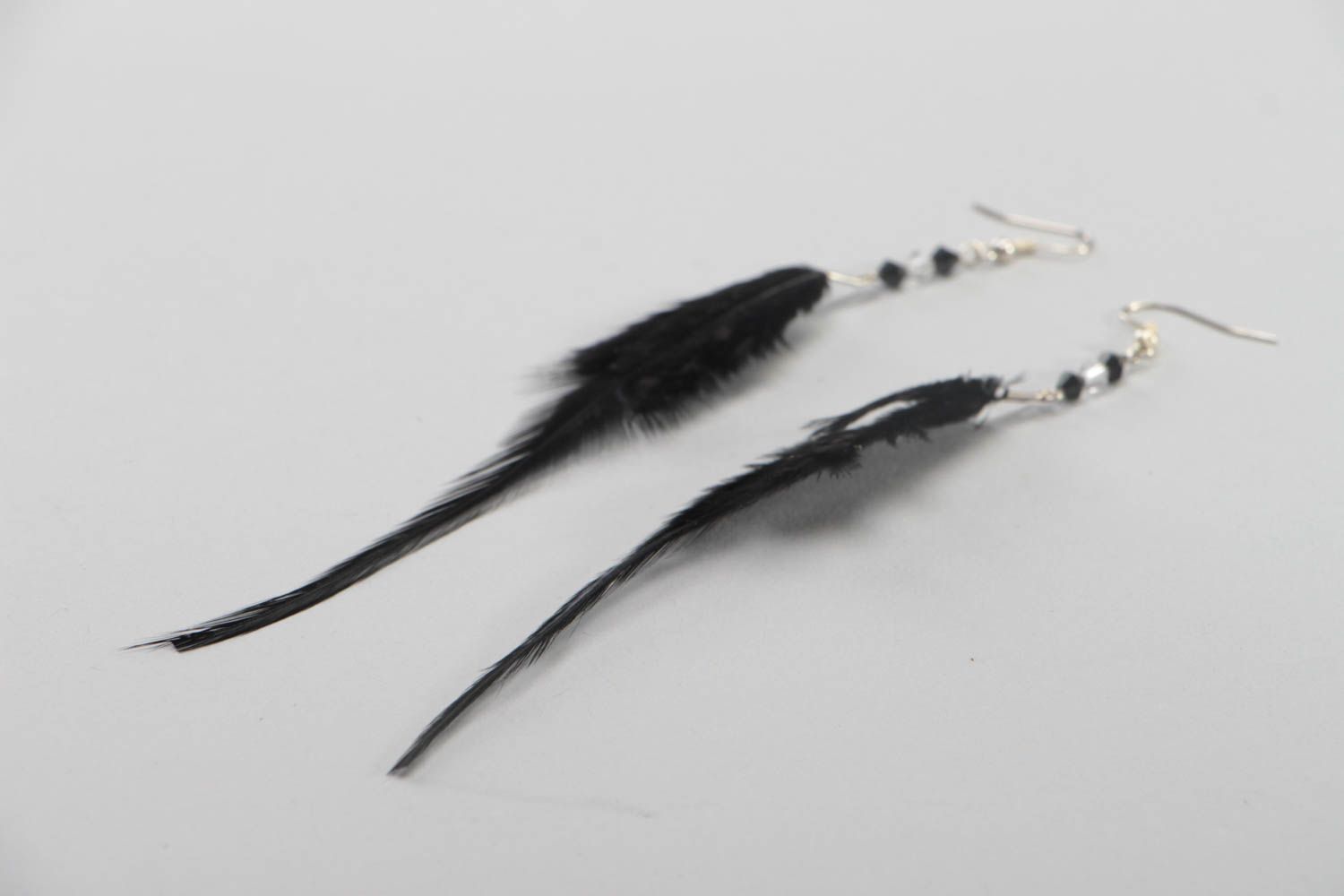 Женские длинные висячие серьги-перья ручной работы черные на замочке-петельке фото 3