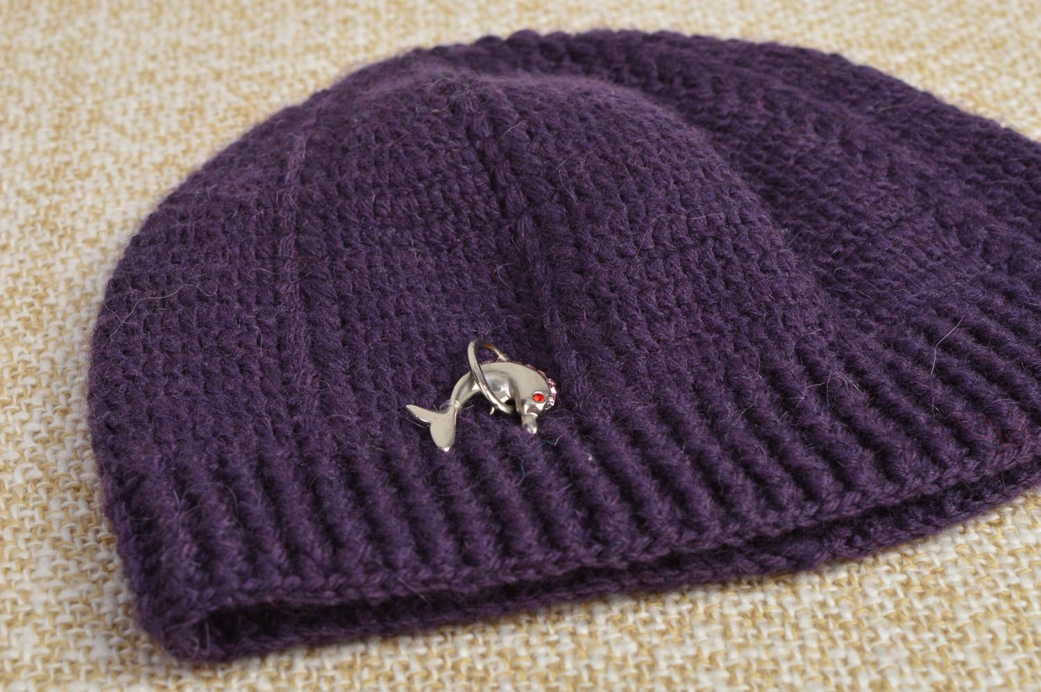 Зимняя шапка для мальчика шерстяная ручной работы с брошкой дельфином фиолетовая фото 1